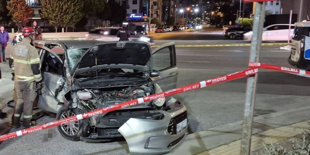 İzmir’de motosiklet ile otomobil çarpıştı: 1 ölü, 2 yaralı