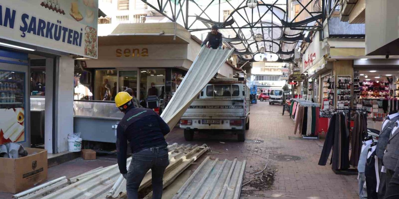 Nazilli Ayakkabıcılar Sokağı’nda çatı yenileme çalışmaları yeniden başladı