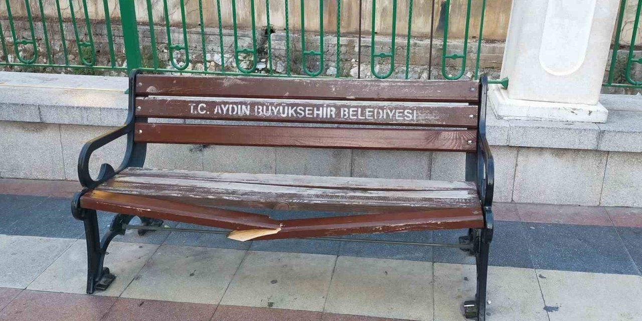 Banklar ve sokaklar duyarsız vatandaşların hedefi oldu