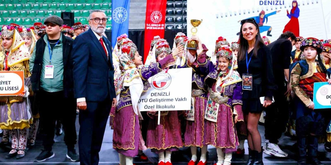 Halk oyunlarında okullar sahne aldı