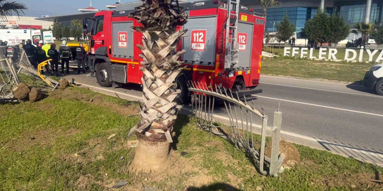 Taksi bariyerlere çarpıp takla attı: 2 yaralı