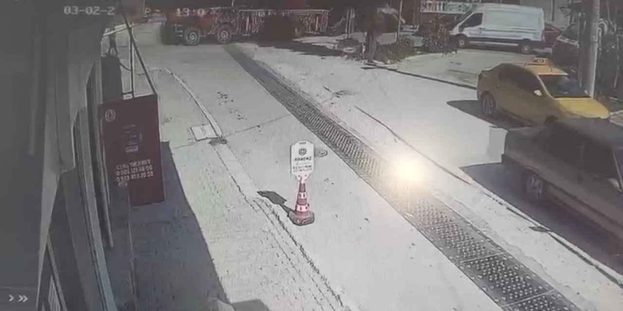 Kontrolden çıkan vincin otomobilleri sürüklediği anlar kamerada