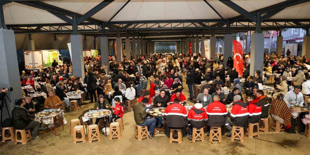 Başkan Yalım, Atatürk Mahallesi’nde yüzlerce vatandaşla iftar sofrasında bir araya geldi