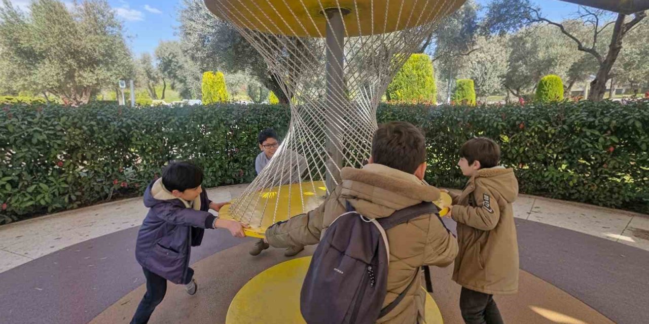 Efeler’in bilim parkı miniklere yol gösteriyor