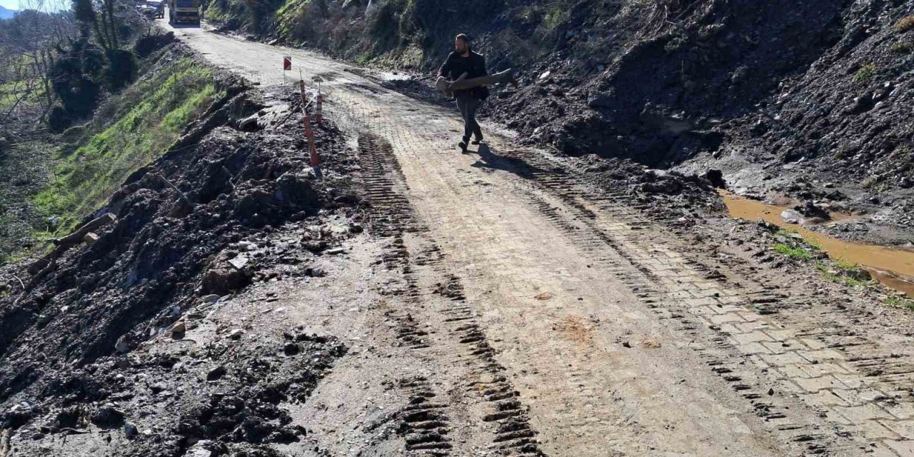 Demirhan ile Çobanlar arasındaki yol yeniden ulaşıma açıldı