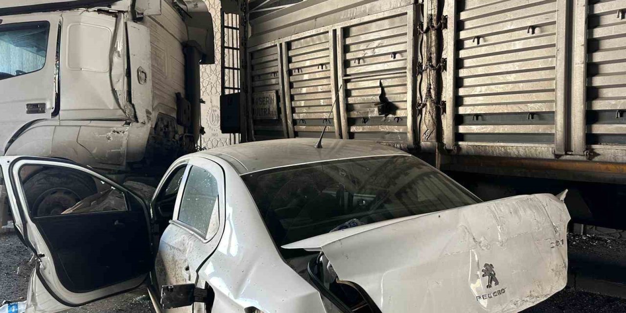 Uşak’ta otomobil ile tır çarpıştı: 1 yaralı