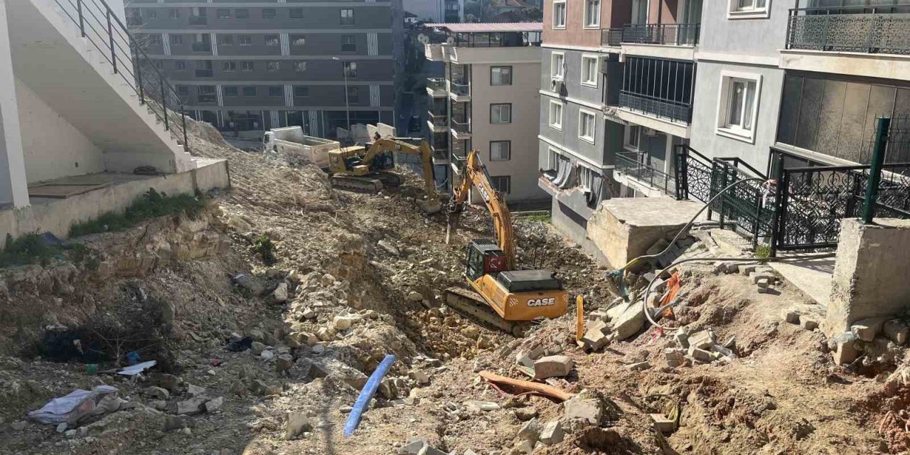 Heyelanda çöken istinat duvarının enkazını kaldırma çalışmaları sürüyor