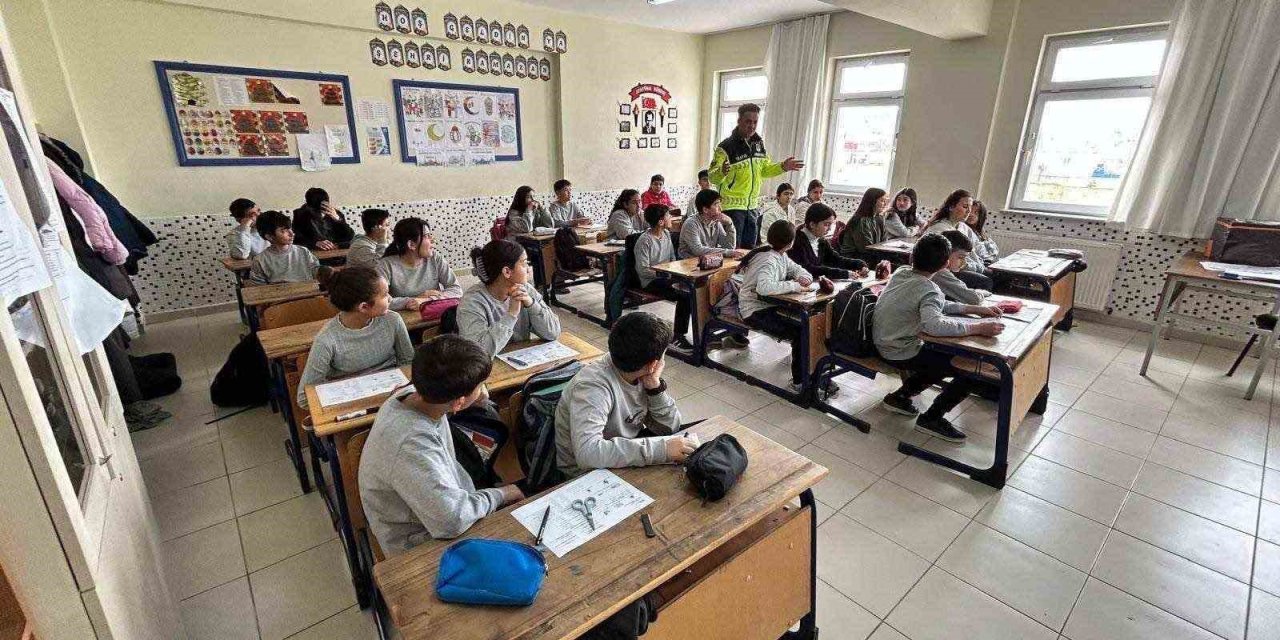 Öğrenci ve öğretmenlere trafik eğitimi verildi