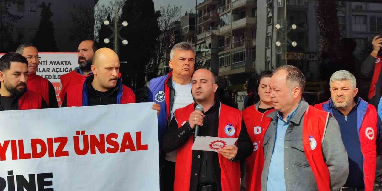 Karşıyaka’da 7 aydır maaş alamayan işçiler belediye kapısında