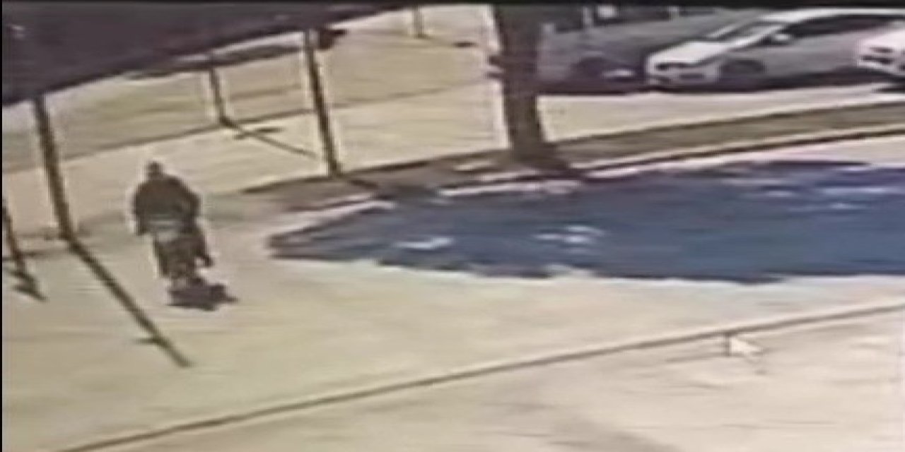 Motosikletiyle yaya geçidinden geçmek isteyen adamın hayatını kaybettiği kaza anları ortaya çıktı