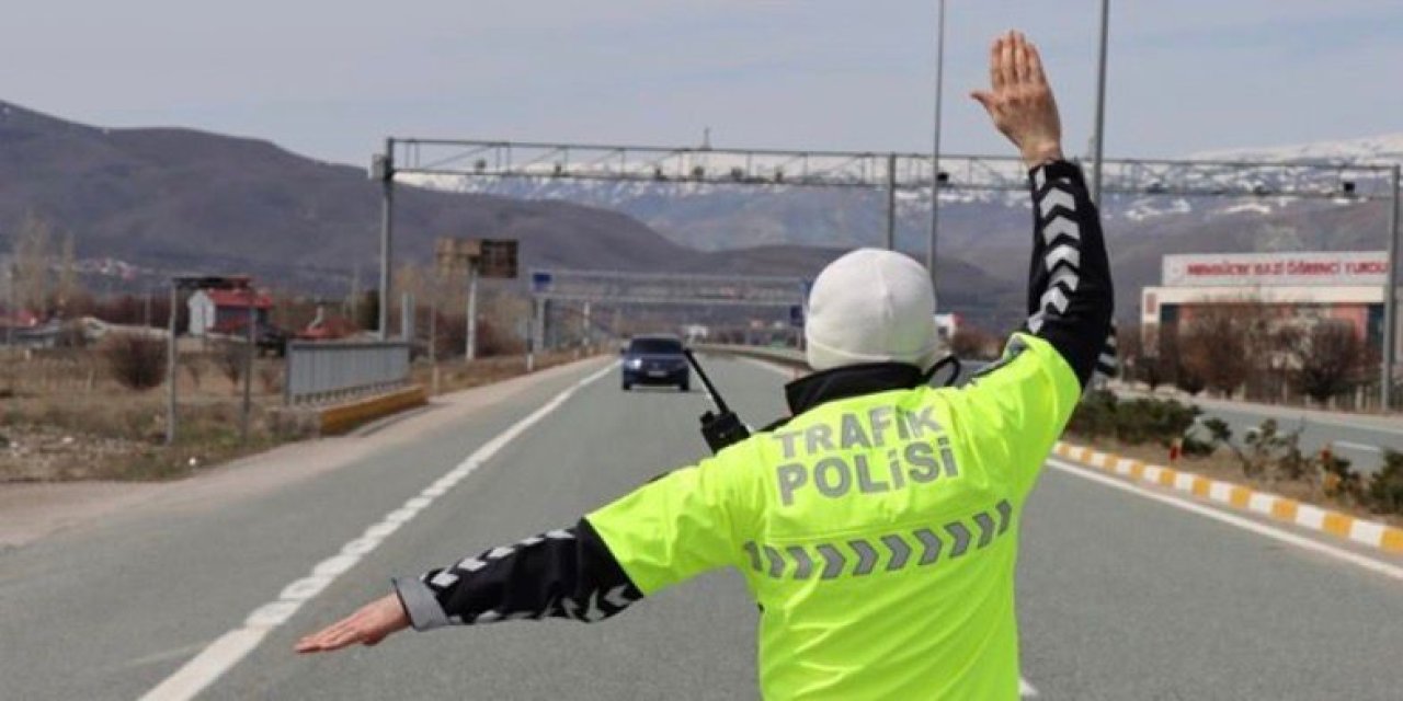 Polisin ‘dur’ ihtarını uymayan ehliyetsiz sürücüye 542 bin lira ceza