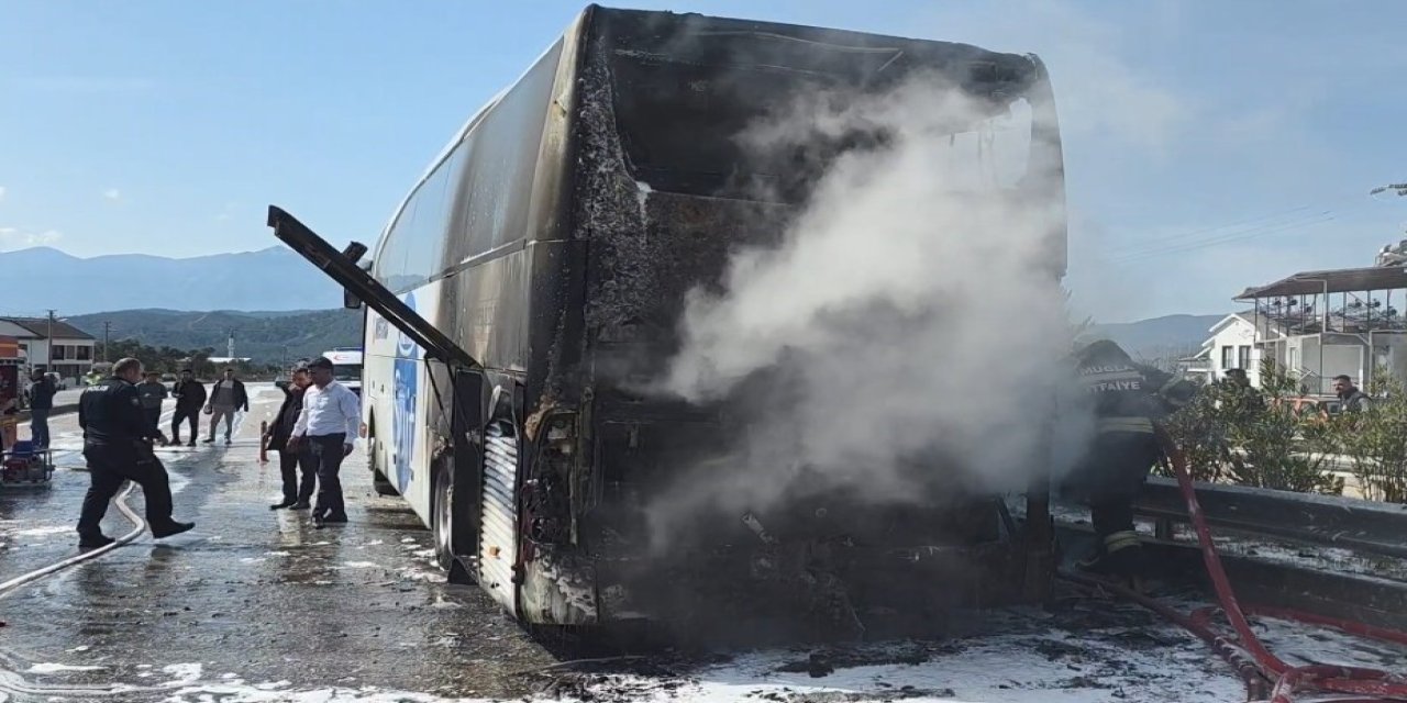 Yolcu otobüsü yandı, bagajdaki 3 tavuk telef oldu
