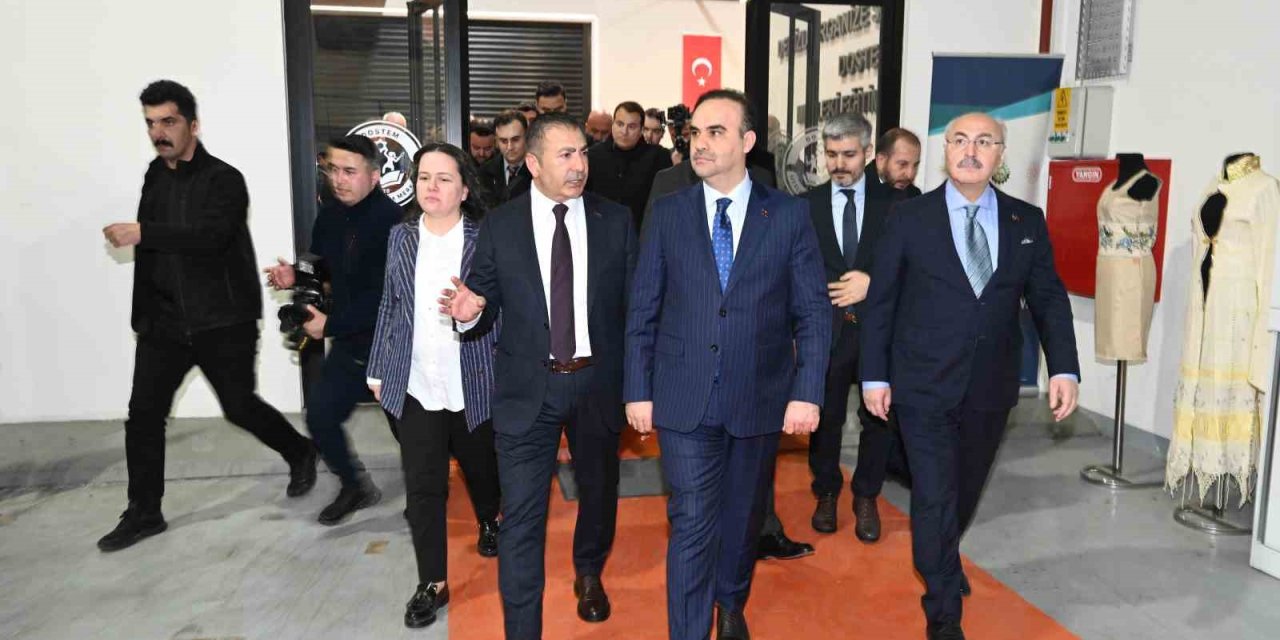 Bakan Kacır, DTO’nun Teknik Tekstil Merkezini inceledi