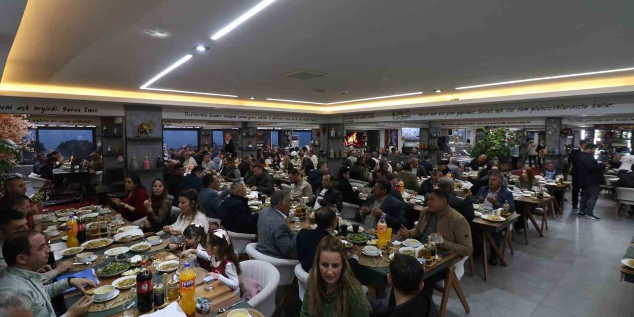 Başkan Özel, muhtarlarla iftarda bir araya geldi