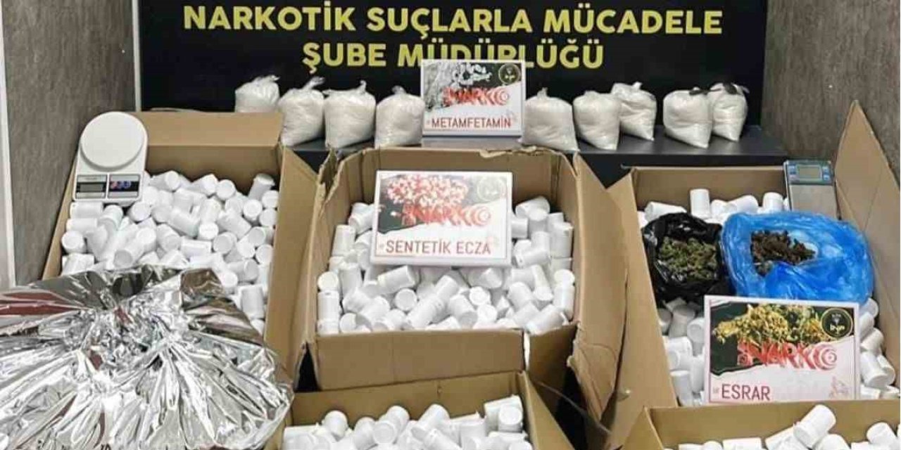İzmir’de 366 bin 400 uyuşturucu hap ele geçirildi