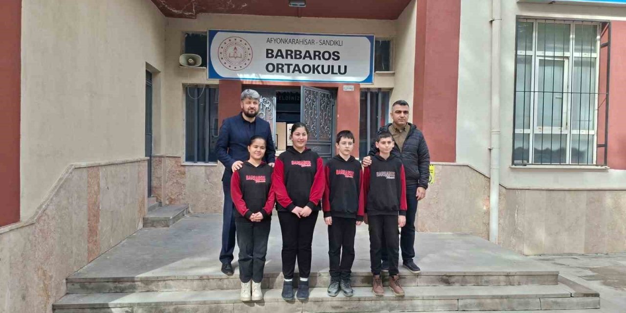 Topladıkları para ile 3 bakkalın veresiye defterini satın alan öğretmen ve öğrenciler yürekleri ısıttı