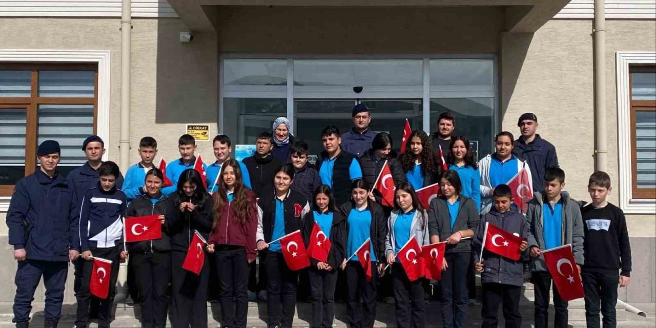 Öğrenciler jandarma karakolunu ziyaret ederek fidan dikti