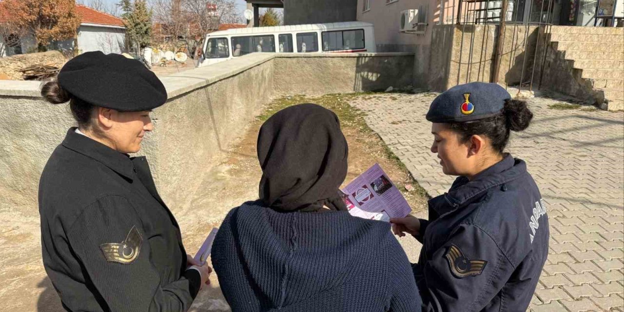 Jandarma vatandaşları kadına şiddetli mücadele konusunda bilgilendirdi