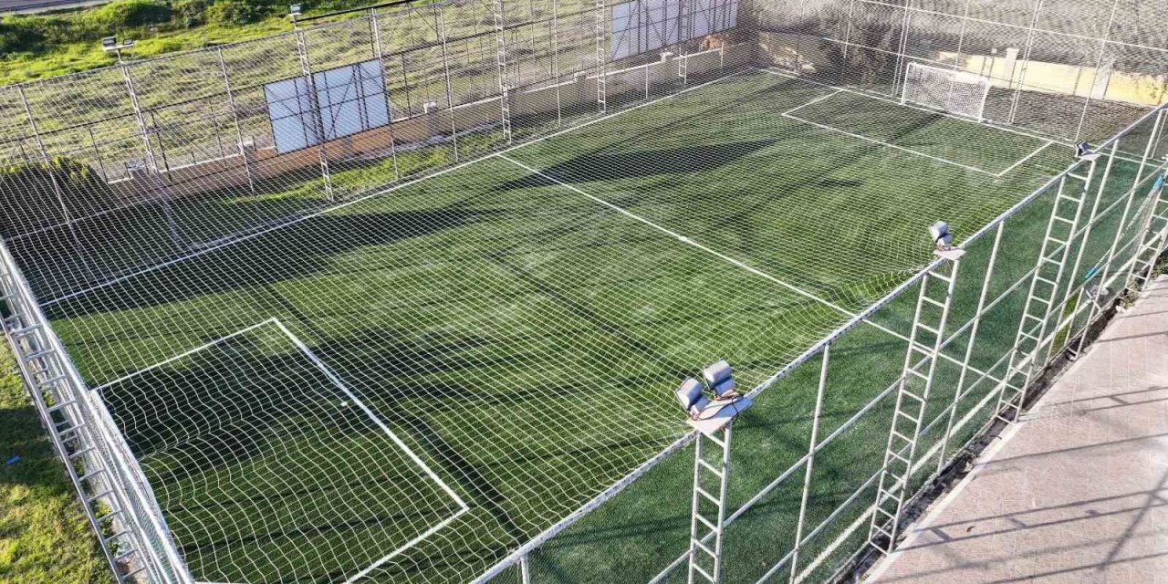 Çeştepe’deki halı saha yeniden hizmete açıldı