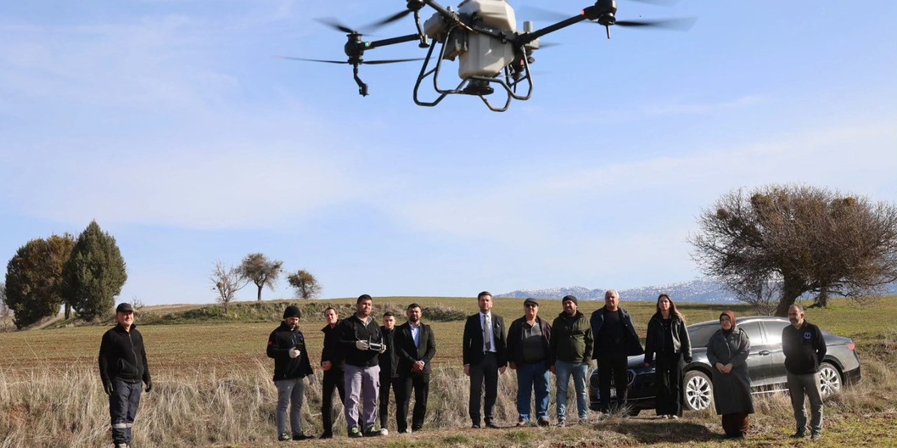 Tavas Belediyesinden çiftçiye dronlu gübreleme desteği