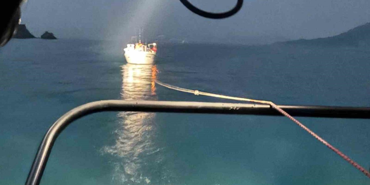 Fethiye’de makine arızası nedeniyle sürüklenen tekne kurtarıldı