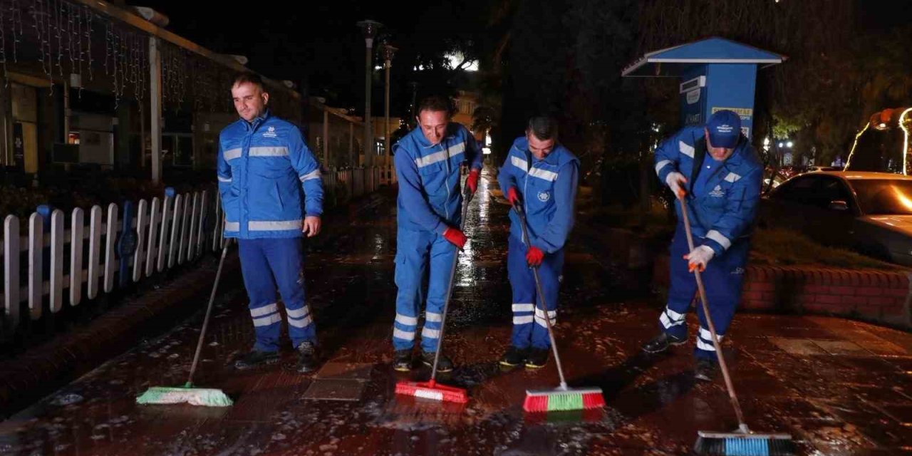 Büyükşehir ekipleri gece boyunca temizlik çalışması gerçekleştirdi