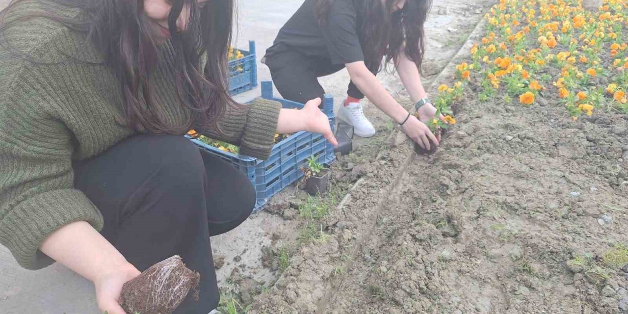 Yurt bahçesi gönüllü öğrencilerle bahara hazırlandı