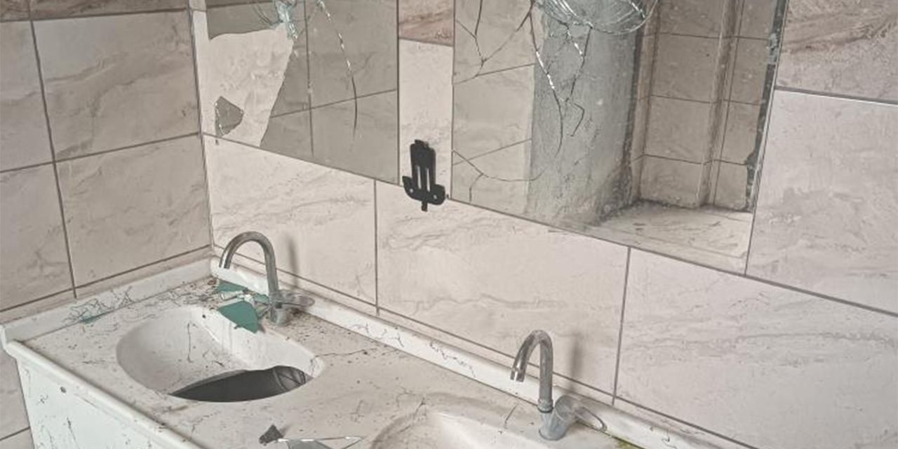 Cami tuvaleti vandalların hedefi oldu