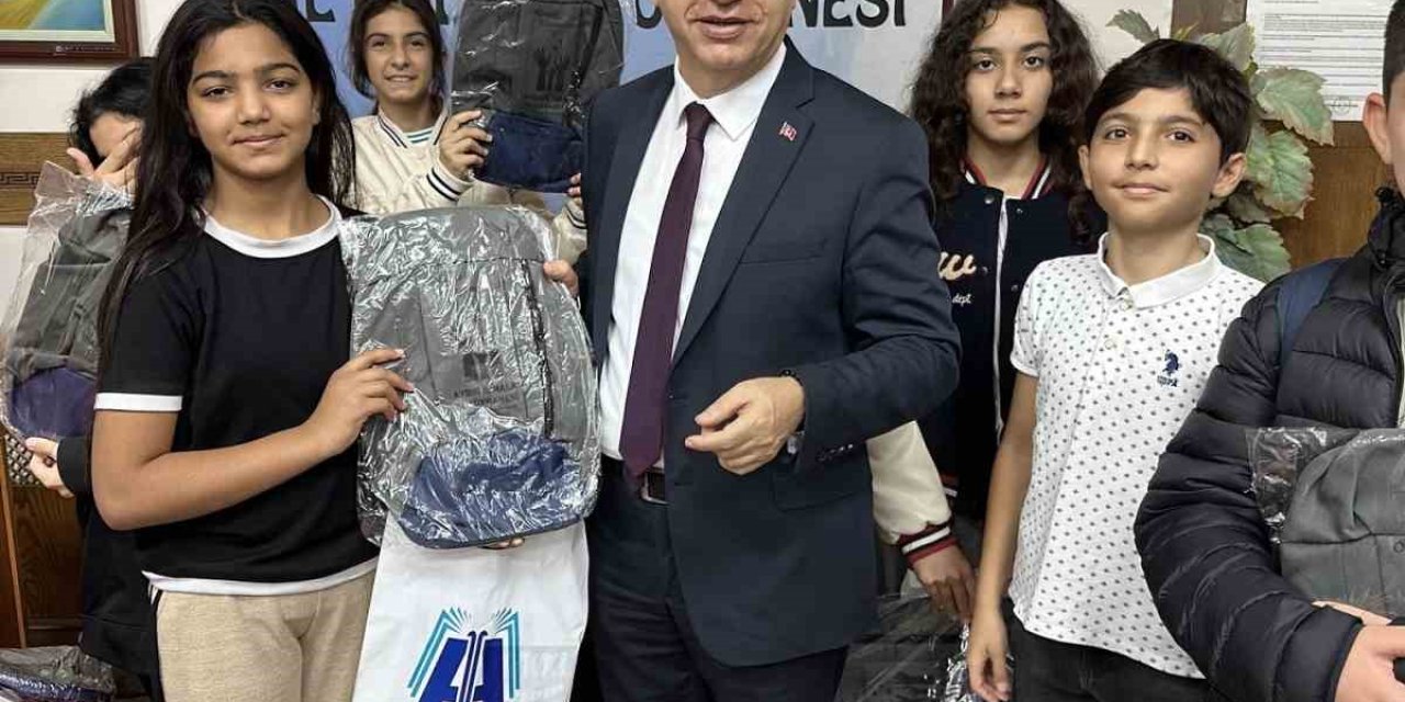 Aydın İl Halk Kütüphanesi’nden öğrencilere çanta hediyesi