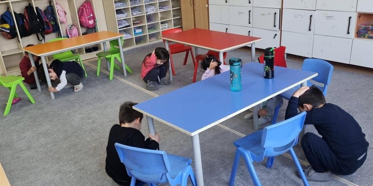 Deprem anında hayat kurtaran kuralları öğrendiler