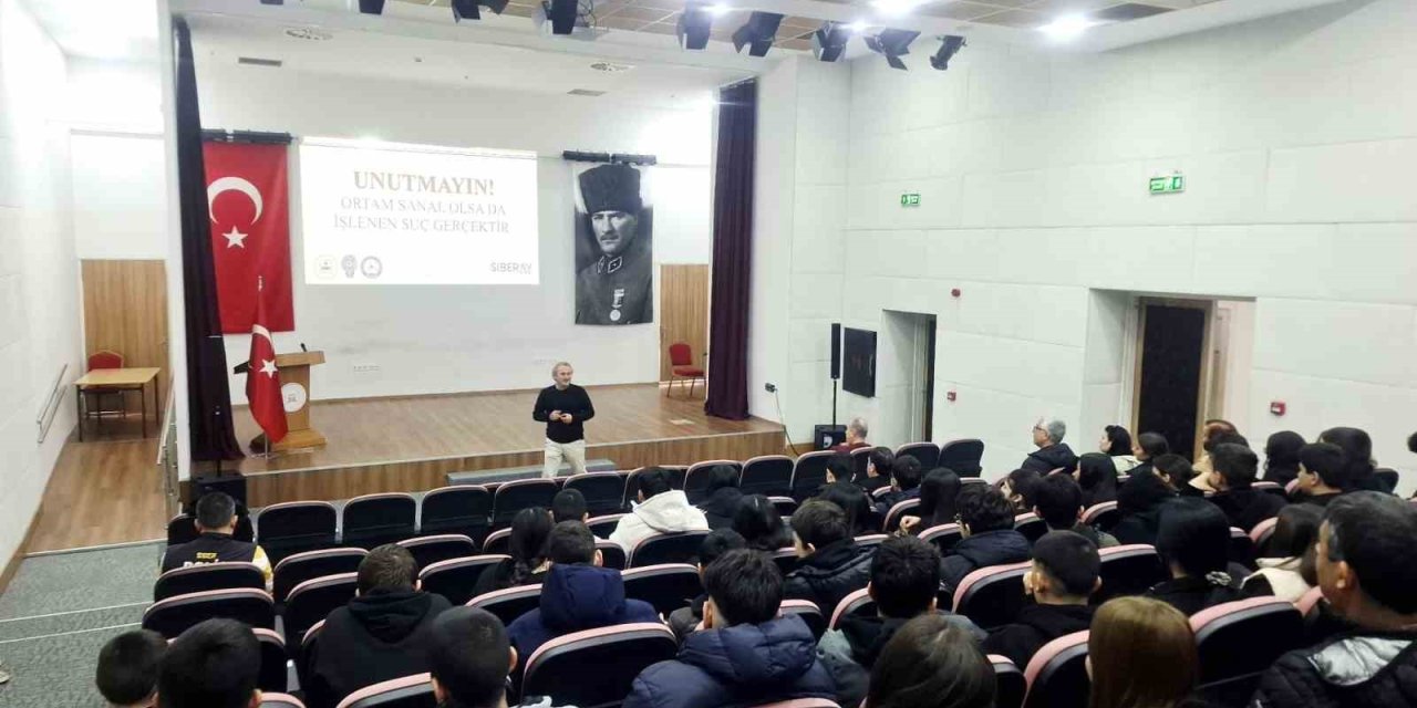 Selçuk’ta lise öğrencilerine güvenli internet semineri