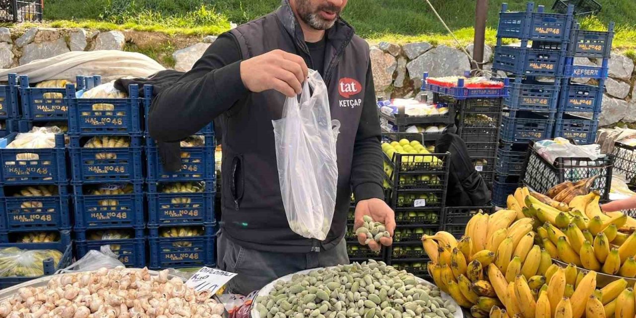 Datça Bademi, Yatağan’daki pazar tezgahlarında yerini aldı
