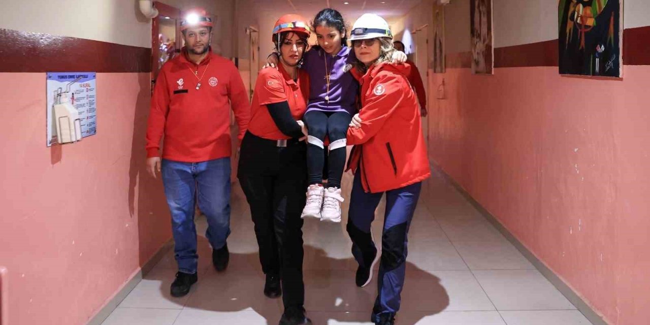 Efeler Belediyesi’nden miniklere afet eğitimi