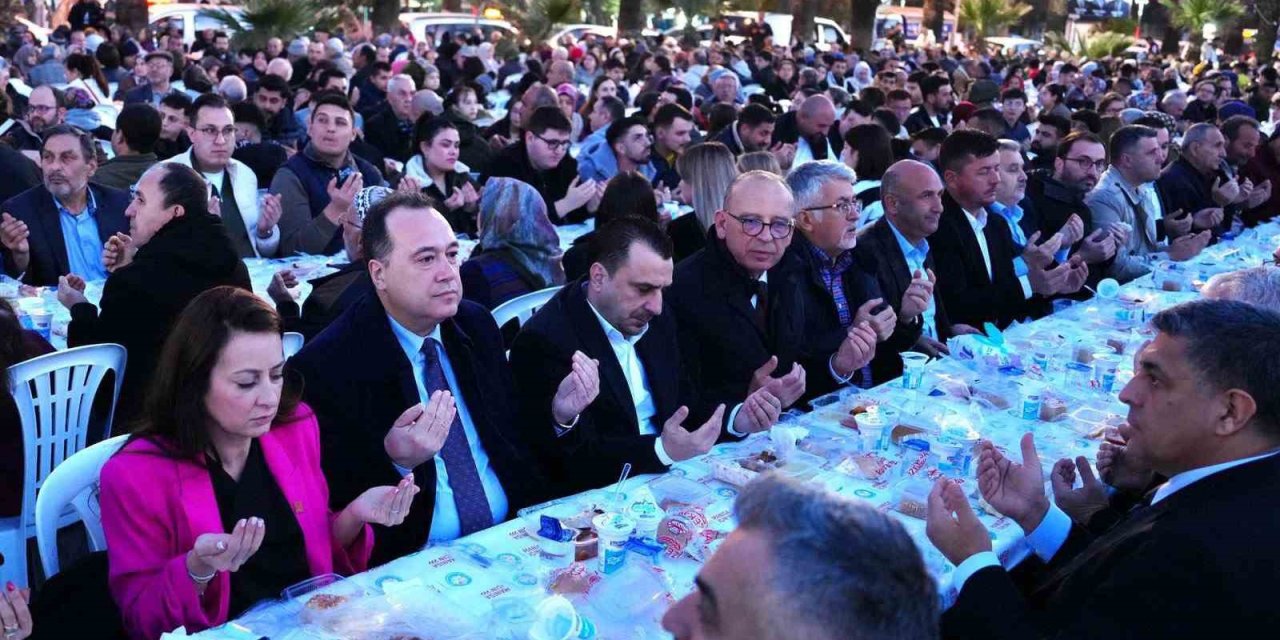 Turgutlu’da yüzlerce kişi iftar sofrasında buluştu