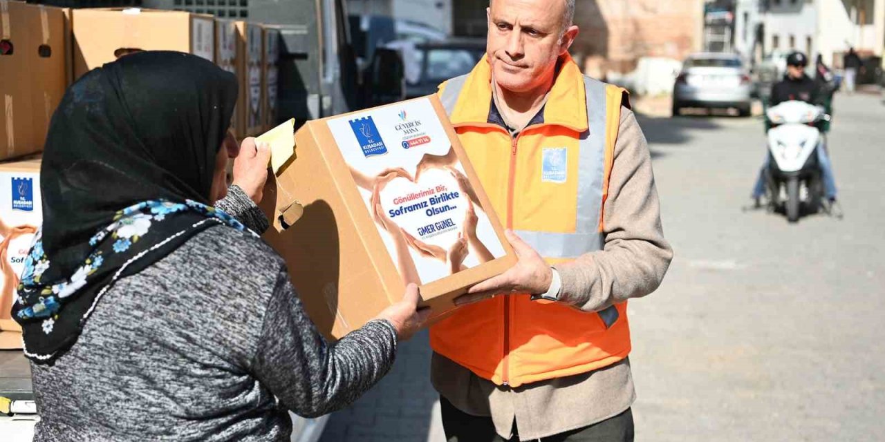 Kuşadası Belediyesi’nden 3 bin 500 aileye Ramazan yardımı