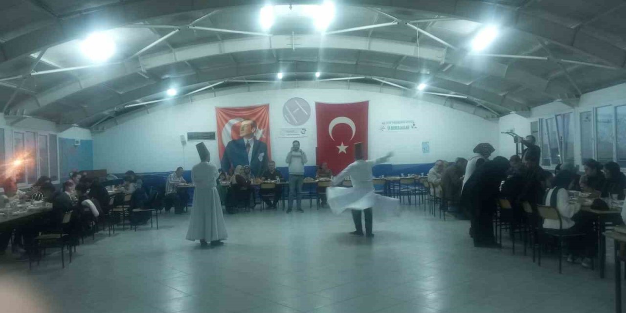 İftar sonrası öğrencilerden semazen gösterisi ve Ramazan manileri