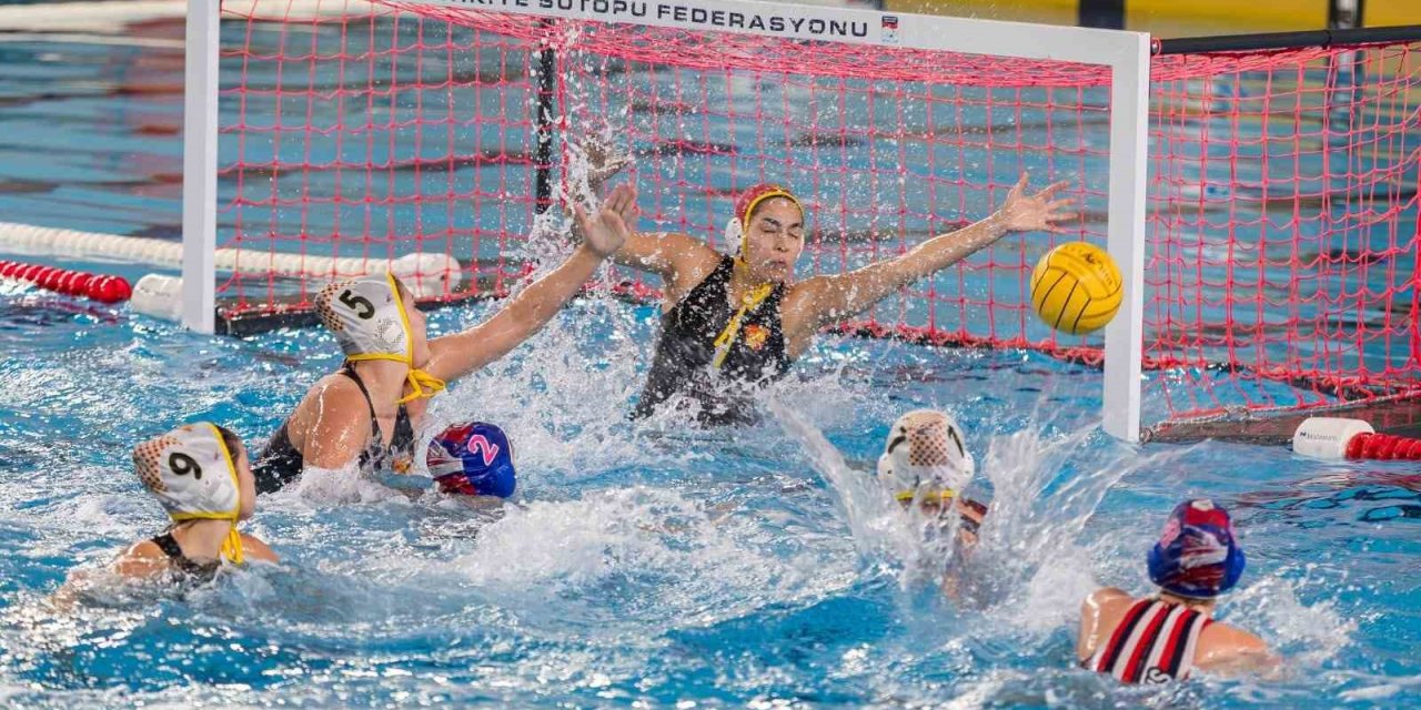 Göztepe’nin Avrupa zaferine Başkan Tugay da eşlik etti