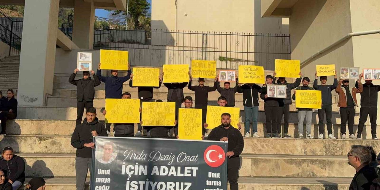 Marmaris’te teknedeki kavgada hayatını kaybeden gencin davası başladı: Adliye önünde "adalet istiyoruz" sesi yükseldi