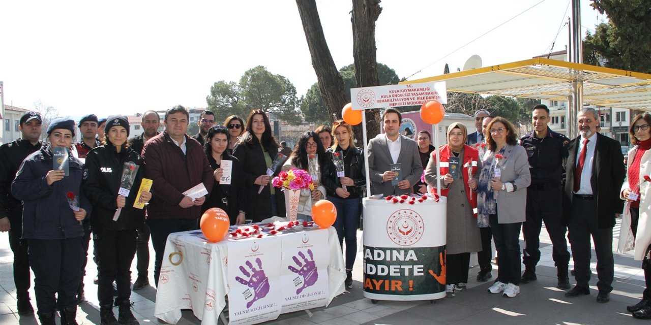 Kadınlara karanfil dağıtıldı, KADES uygulaması tanıtıldı