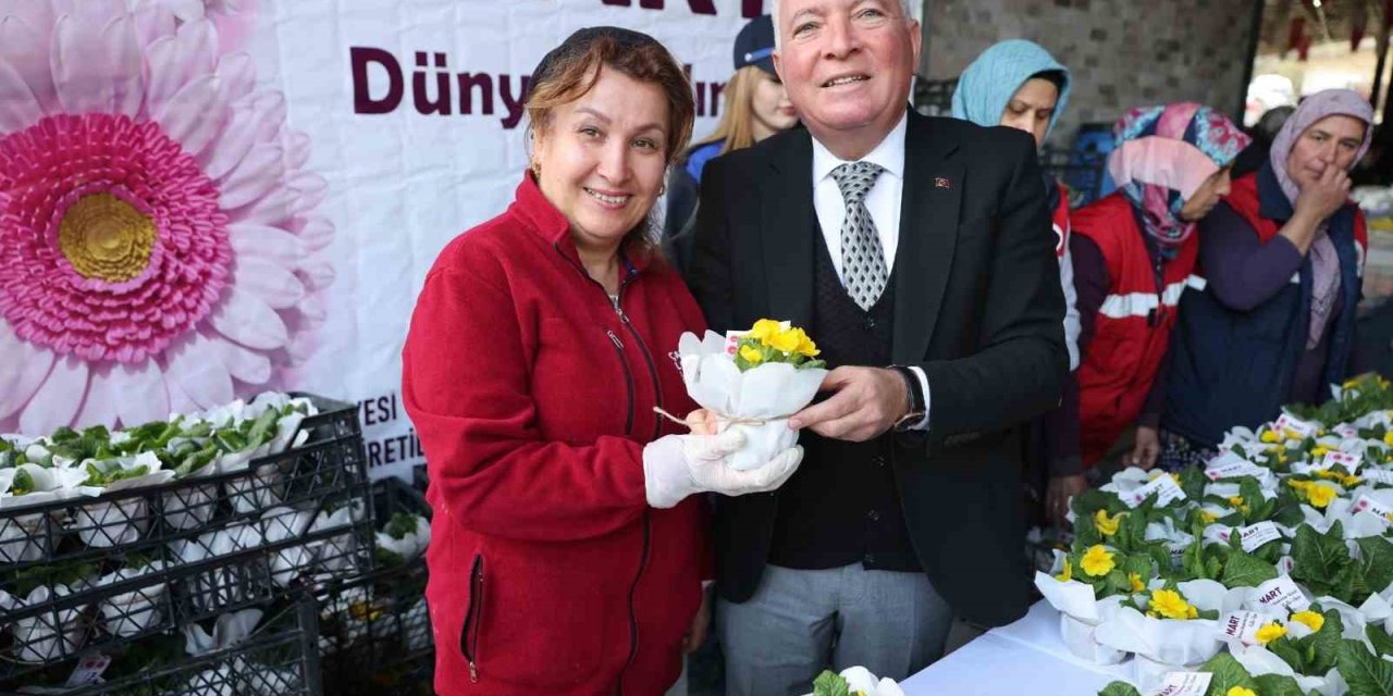 Honaz Tohum Merkezinde yetiştirilen çiçekler kadınlara hediye edildi