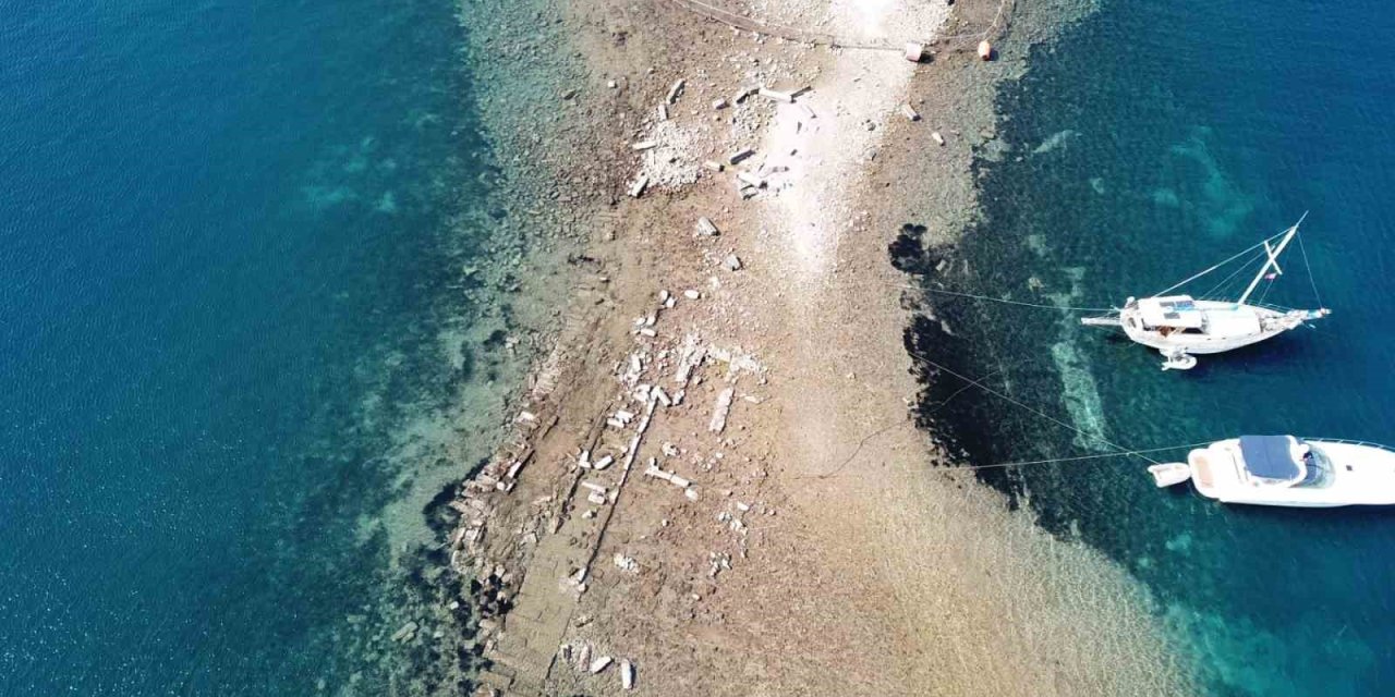 Gümüşlük koyunda sular çekildi, 3 bin 500 yıllık kral yolu ortaya çıktı