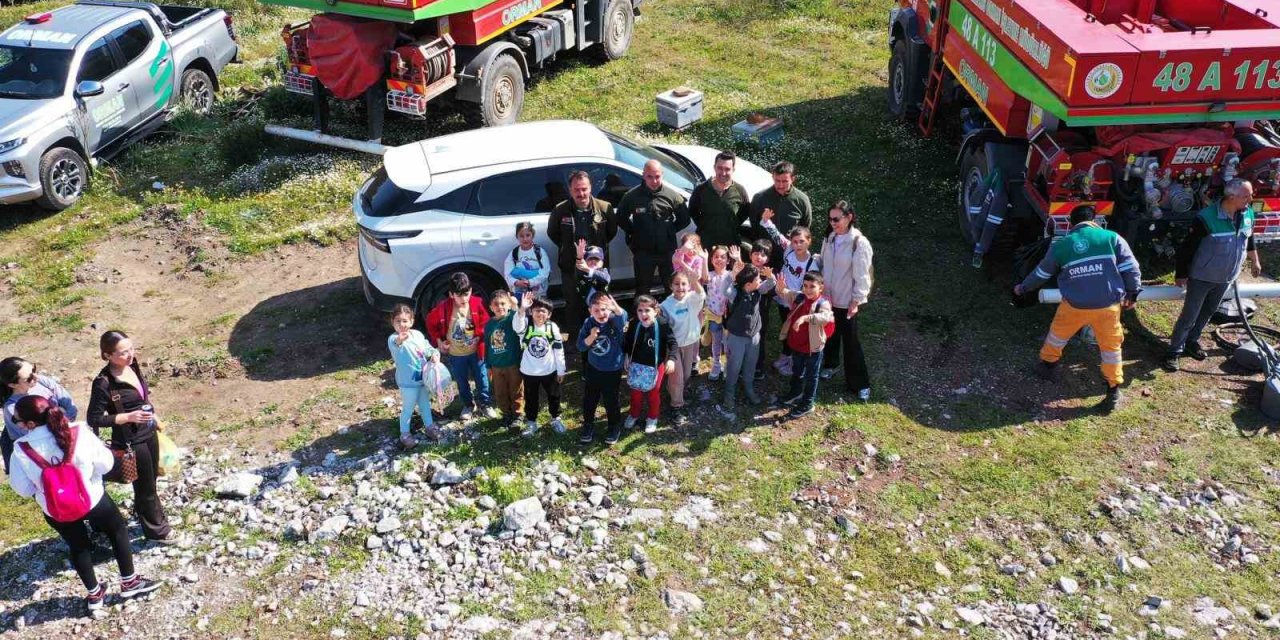 Marmaris’te öğrenciler fidanları toprakla buluşturdu