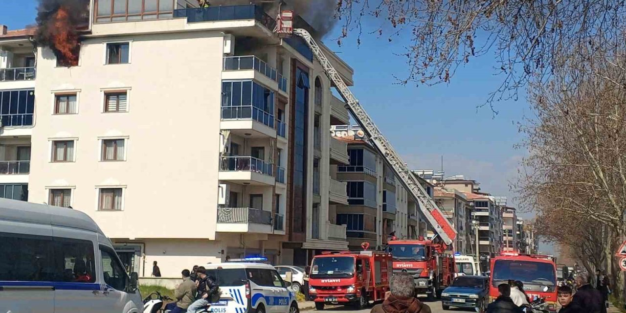 Salihli’de 4 katlı bina alevlere teslim oldu