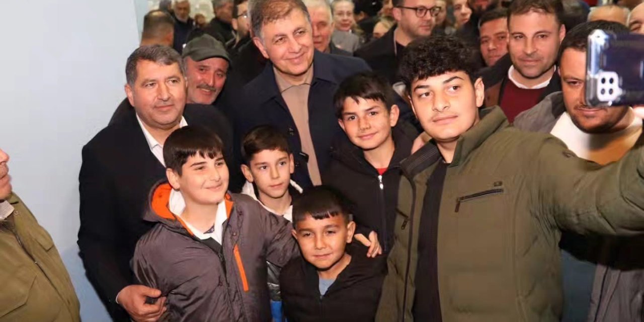 Başkan Tugay, sahur sofrasına konuk oldu