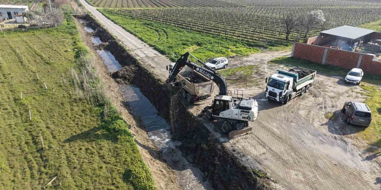Saruhanlı’da dere temizliğiyle koku ve sinek sorunu bitecek