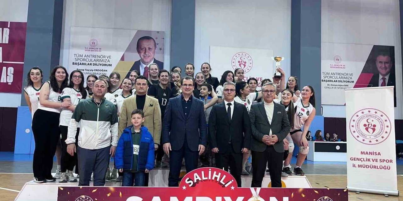 Salihli’de Kadınlar Günü’ne özel voleybol turnuvası büyük heyecana sahne oldu