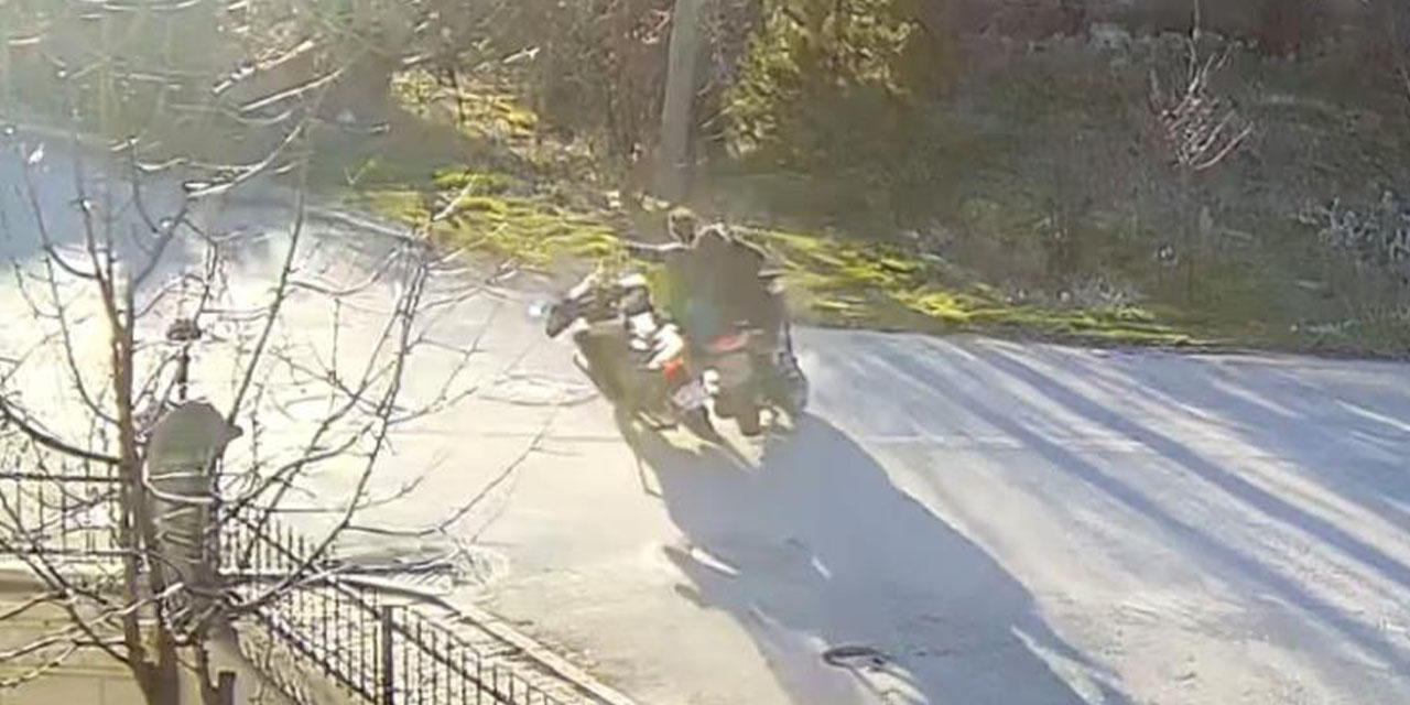 Görenleri düşündüren motosiklet kazası güvenlik kamerasında