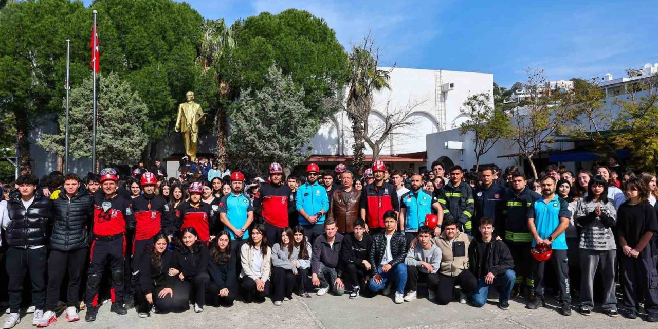 Bodrum’da öğrenciler deprem tatbikatında "çök-kapan-tutun" yaptı