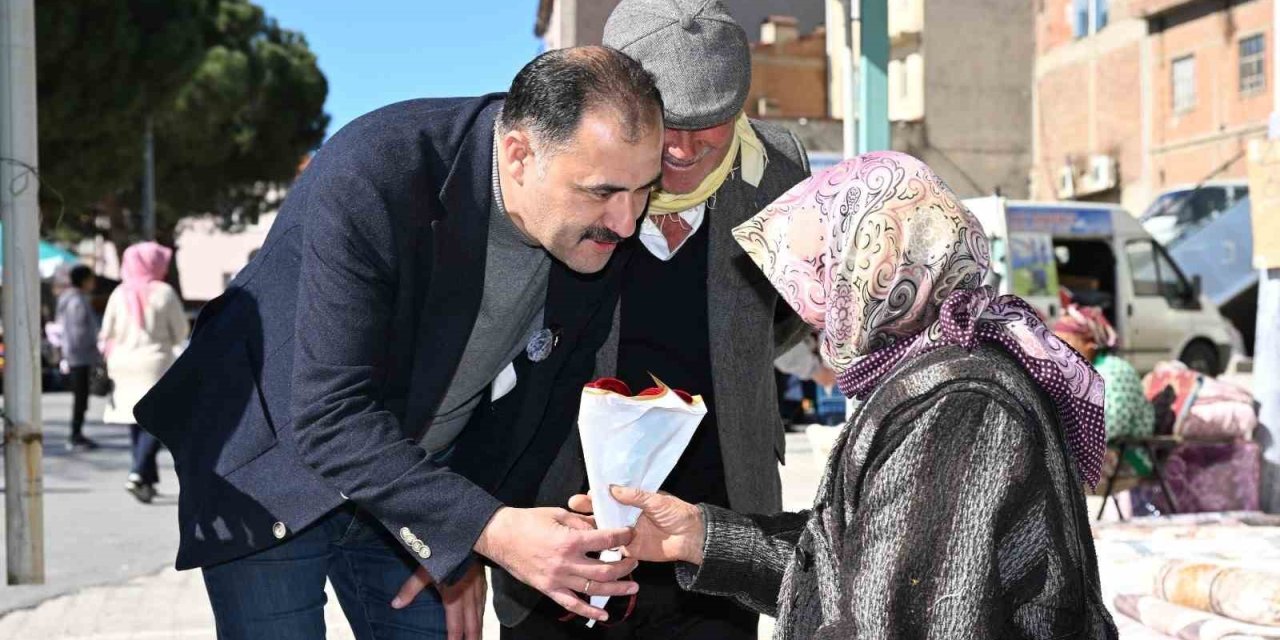 Başkan Kara’dan emekçi kadınlara ve sağlık çalışanlarına çiçek