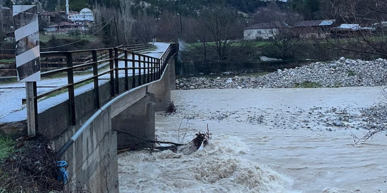 Şiddetli yağışların kullanılamaz hale getirdiği Sarıkavak Köprüsü 110 milyona yeniden yapılacak